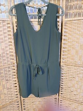 Zara Basic V-Neck Romper Size Small